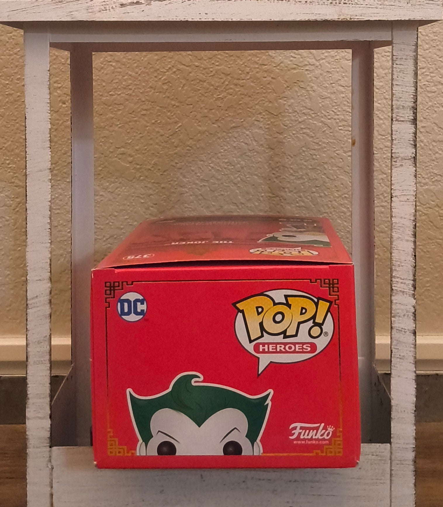 Funko Pop! Vinyl: DC Universe the Joker #375 Figure